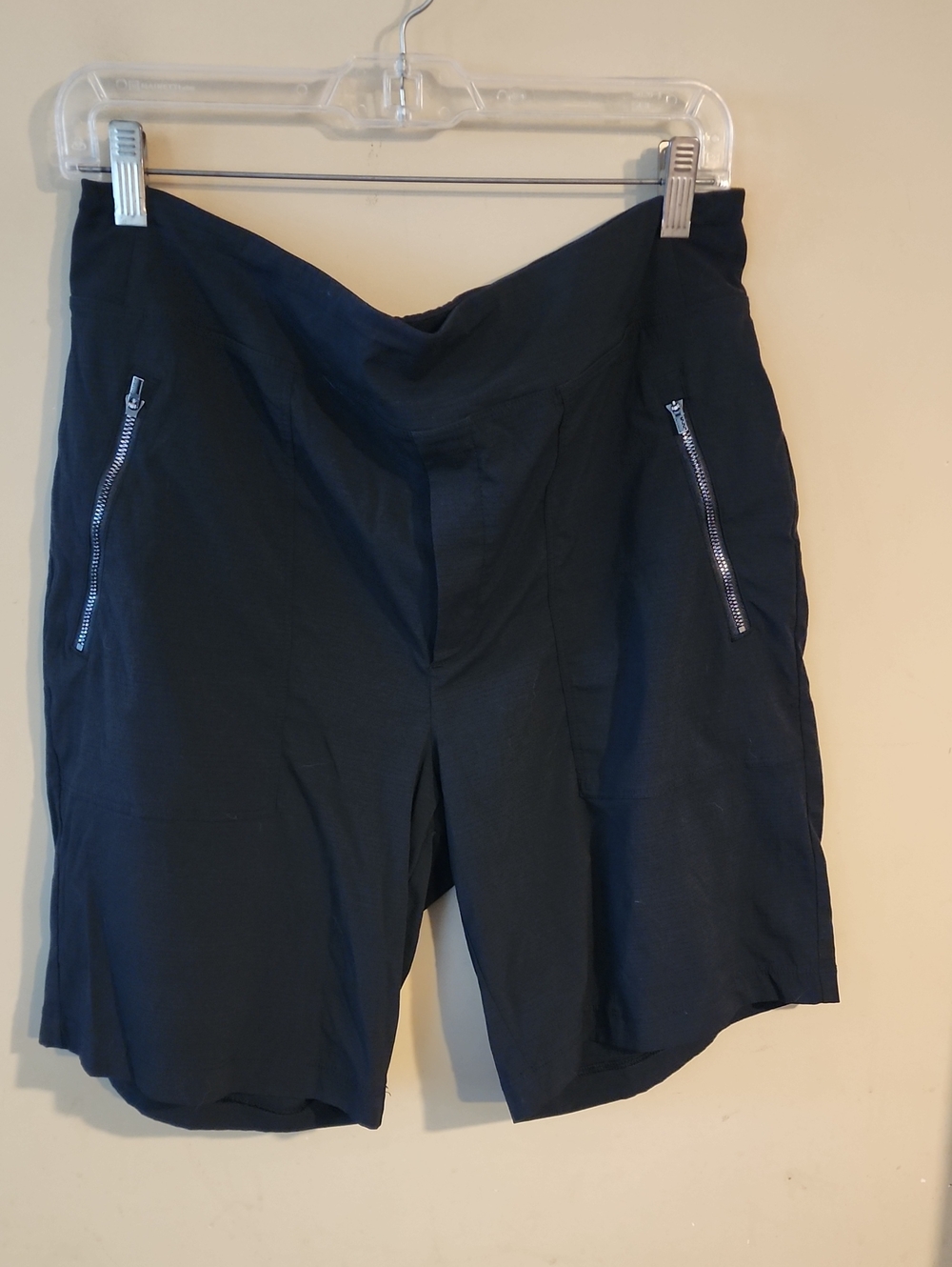 Black V‑Waist Zip Pocket Shorts